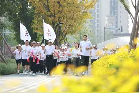 迎接大运倒计时100天！师生家长接力跑打卡大运场馆图片