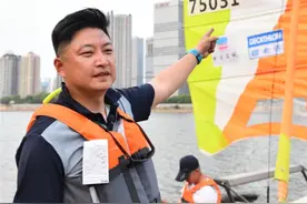 以“一帆”敬“百舸”，岳阳男子单人帆船挑战“湘江北去洞庭湖”之旅橘洲启航图片