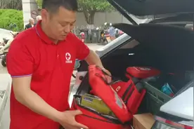 “车内有AED，紧急情况可破窗取用！”为了救人，宁波志愿者这么干图片