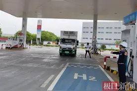 武汉首家加氢站“持证”经营，司机：一年可节省费用10万元图片