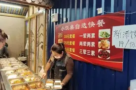 抢占老年旅行团，蹭吃儿童小饭桌，大人怎么没个大人样？ | 睡前聊一会儿图片