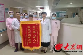 菏泽六院儿科医生为患儿垫付住院费 家属赠送锦旗表感谢图片