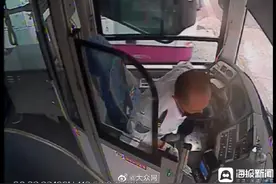 济南街头一市民骑车摔倒，公交司机忙跑下车帮扶图片