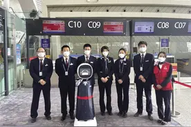 兰州中川机场“东东”小姐姐上岗了 可以帮旅客查询客票信息、航班动态等图片