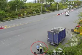 播不播歌？就因为这事，妻子逼丈夫高速停车，下车走人图片