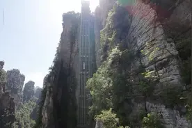 飞“阅”春天里的武陵源⑤丨穿“阅”百龙天梯图片
