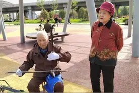 你拉二胡我唱歌，耄耋老人的浪漫图片