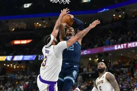 施罗德：戴维斯在进攻端被包夹，但他在防守端是中流砥柱图片