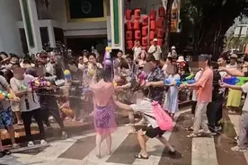 评论丨女生泼水节被撕雨衣：走向全国的民俗节日应该怎么“玩”图片