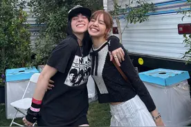 Lisa分享科切拉音乐节私照 与碧梨亲密贴脸合影图片