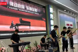番禺广场地铁站增设共享钢琴，逢周五、六等你来“露一手”图片