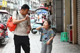 帮聋哑修脚爸爸当“翻译”的小女孩火了，她有一个愿望……图片