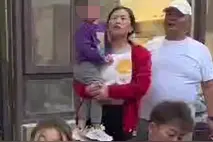 父母沉迷淄博烧烤丢了娃？好心女子回应：不属实，我也不是老板娘图片