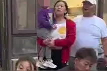 父母沉迷淄博烧烤丢了娃？好心女子回应：不属实，我也不是老板娘图片