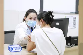 女子患上甲状腺结节，医生通过口腔实施手术图片