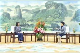 （时政）彭丽媛会见加蓬总统夫人西尔维娅图片