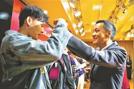 “怎样做一个合格的文艺工作者”图片