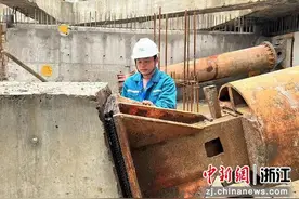 风雨无阻的铁路巡线员：每日徒步6公里守护沿线安全图片