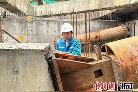 风雨无阻的铁路巡线员：每日徒步6公里守护沿线安全图片