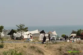 @帮办君|凤凰山公园海边成露营烧烤天堂？官方回应：禁止烧烤，已设置警示牌加装护栏图片