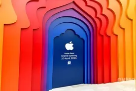 苹果在印度的第二家Apple Store今天开业！店门亮了图片