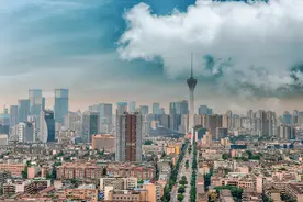 成都再现一房难求！214人抢一套新房，市场火爆催生代持，一个名额能卖150万图片