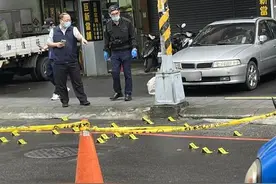 台湾17岁少年街头疯狂扫射42枪：投案后仅称“心情不好” 现场曝光图片