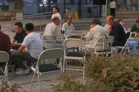 淄博一医院在门口摆烧烤摊，请病人吃烧烤：不对外开放，我的病人我来宠图片