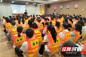 金域蓝湾幼儿园：大手牵小手，防患于未“燃”图片