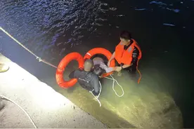 “走！跳下去救！”宜宾男子深夜冲进长江轻生，两名民辅警跳江营救图片