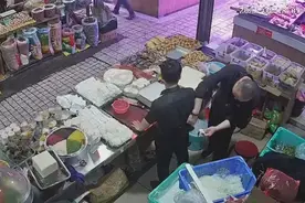 视频疯传！男子在市场被贴膏药后倒地，官方深夜通报！图片
