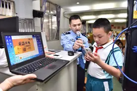 下载软件手机秒被“入侵”、点击链接电脑染上病毒...学生“沉浸式”体验黑客技术图片