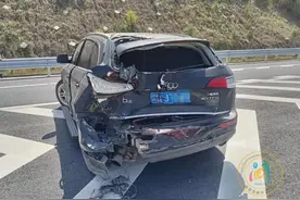 女子开车只顾聊天，后续一幕“悲剧”了图片