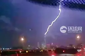 台北101大楼遭雷击瞬间曝光 紫光瞬间照亮整个城市图片