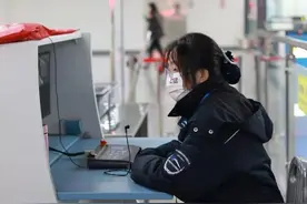 地铁安检查水杯靠鼻子闻？成都地铁回应图片