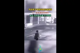 男孩用手电照向商店玻璃窗，下一秒玻璃直接破碎！图片
