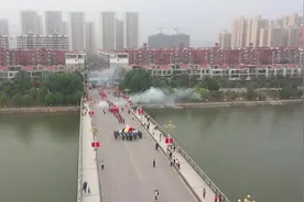 舞鹿 八抬大轿 上思一对新人“结婚”轰动全城｜潮起三月三·桂风壮韵浓图片