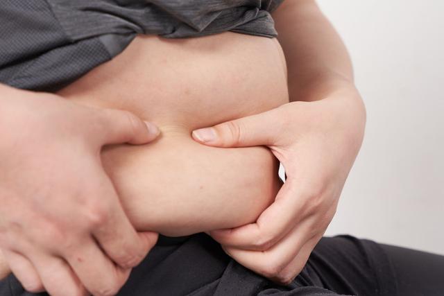 男人胸大怎么办,怎么才能变小,男人的胸部越发育越大,怎么回事?