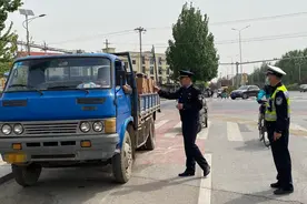 尾气超标、道路遗撒、违规行驶……北京房山执法严查“墨斗鱼”图片