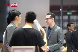 外国观众打卡上海车展：科技感很强图片