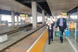 G1961次列车上有个宝宝独自乘车图片