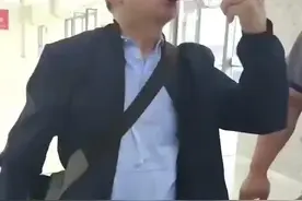老人误带白酒进高铁站发现后喝完大半瓶 女儿：一日三餐都会喝，心疼又搞笑图片