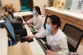 挺身而出皆英雄——两名护士小姐姐路边救人，好暖人！图片