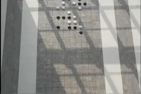 医院墙上棋局引热议，网友：寓意太妙了图片