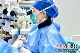 男子自制“火碱水”清油污 不慎烧伤眼球图片