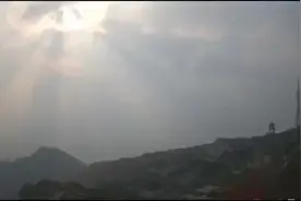云影泛光 泰山之巅现丁达尔效应图片