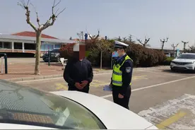 老人被客车落在了服务区 海阳高速交警及时帮忙图片