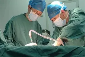 惊险！41岁男子创伤性脾破裂伴大出血，医院上演“生死大营救”图片