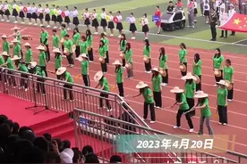 高校运动会开幕式学生爆笑表演“种地舞”图片