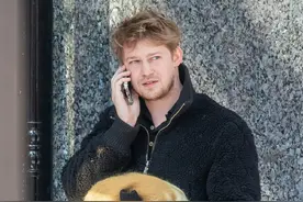 乔·阿尔文被小贱贱单方面取关 与霉霉分手后首现身图片